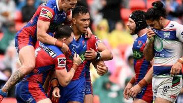 Daniel Saifiti (3rd left) scored a crucial second-half try to help Newcastle beat the Warriors. (Dan Himbrechts/AAP PHOTOS)