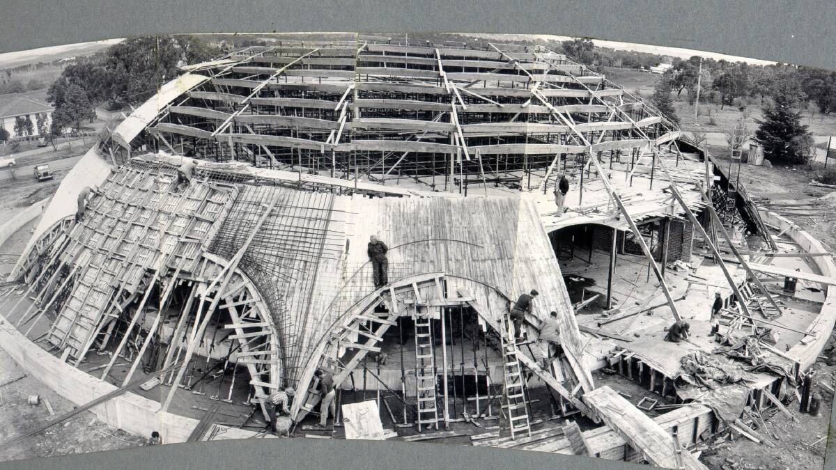 Construction of the dome was precarious work for builders. Photo: Australian Academy of Science, John Edwards of Capital J Plan Printing & Photographic Co. Pty. Ltd
