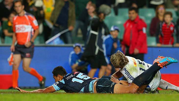 Powerful: Israel Folau scores a try for the Waratahs. Photo: Getty Images