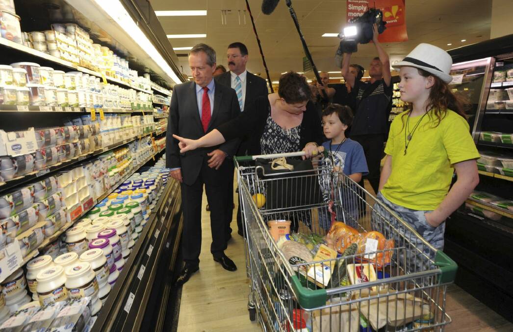 Bill Shorten and Mike Kelly discuss the GST with voters in Queanbeyan. Photo: Graham Tidy
