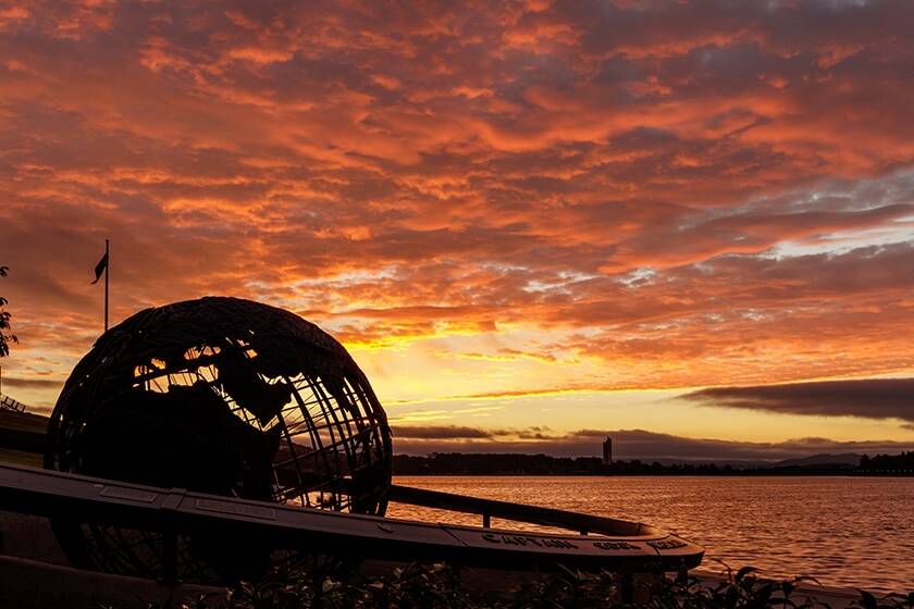 Sunrise across Lake Burley Griffin and the Captain Cook Memorial  Photo: Ian Houghton 
