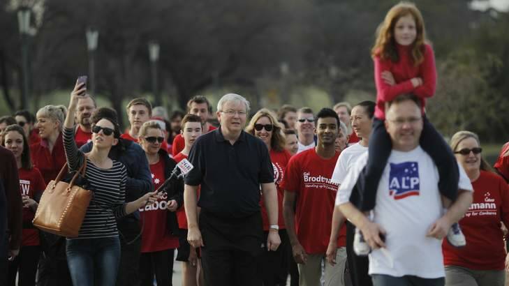 Red army ... Kevin Rudd and his supporters walk around Lake Burley Griffin two days before the September 7 election. Photo: Andrew Meares