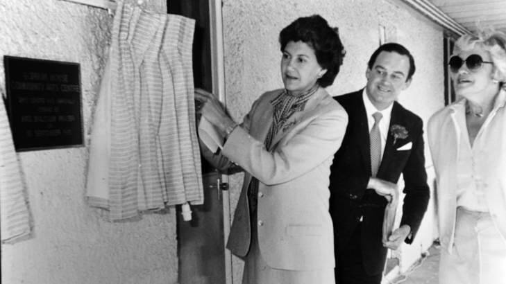 Tamie Fraser accompanied by Michael Hodgman  and Elizabeth Grant unveil the Gorman House plaque on September 15, 1981. Photo: Canberra Times