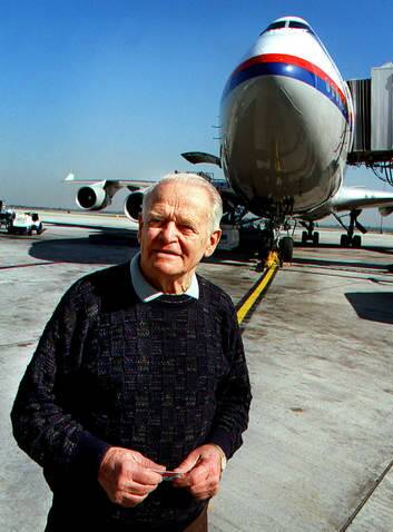 Dr David Warren ... invented the black box flight recorder and will have a building named after him. Photo: John Woudstra