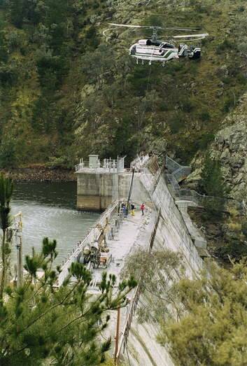 The helicopter lift at the old Cotter Dam wall in 1999. Photo: Sherry McArdle-English