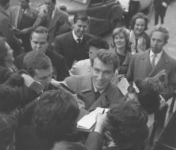 Frank Ifield pictured with with fans, 1962. Photo: National Library of Australia