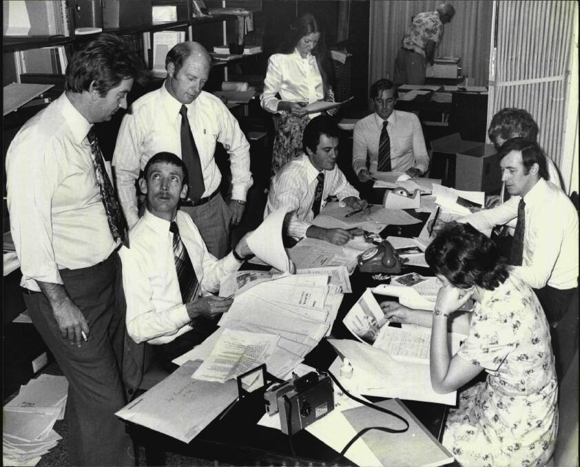 Commonwealth police check social security files in 1978 during the high-profile investigation into "dodgy" compensation claims. Photo: Russell McPhedran