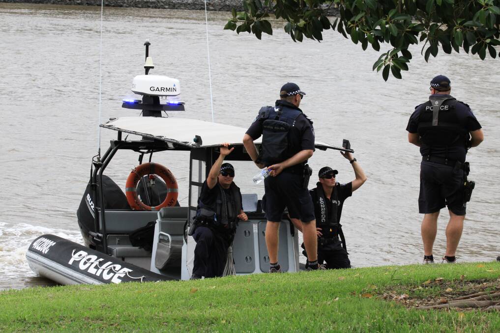 Water police continue the search. Photo: Jorge Branco.