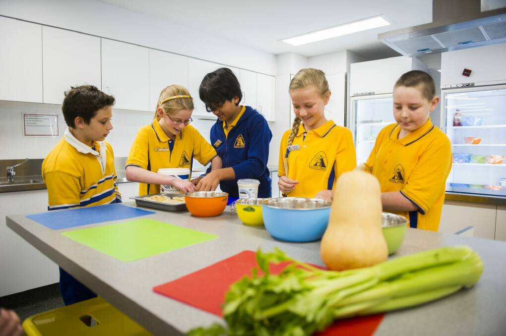 Arawang Primary students Ben Linde, Lucinda Drabsch, Georgie Crossley, Griffin Armitage and Jacka Elphick in the new kitchen at their school. 

20 May 2015
photo: Rohan Thomson
The Canberra Times Photo: Rohan Thomson