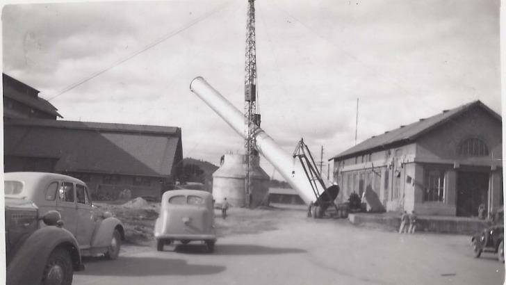 The smokestack's installation at Kingston powerhouse. Photo: Trevillian Family Archive.