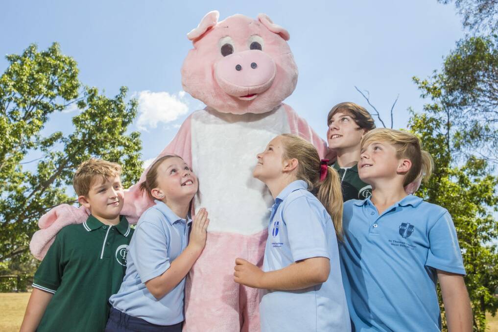 Year 3 student Maverick Holloway, 8, year 5 students Ebony Cowan and Madison Manwaring, both 10, and year 6 students Nic Matteress, 11, and Elliot Cleaves, 13, with the Charny Carny mascot Apple Sauce.  Photo: By Matt Bedford