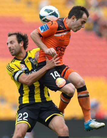 Steven Lustica of the Roar and Andrew Durante of the Phoenix challenge for the ball during the round 21 A-League match between the Brisbane Roar and the Wellington Phoenix at Suncorp Stadium on February 17, 2013 in Brisbane, Australia. Photo: Getty Images