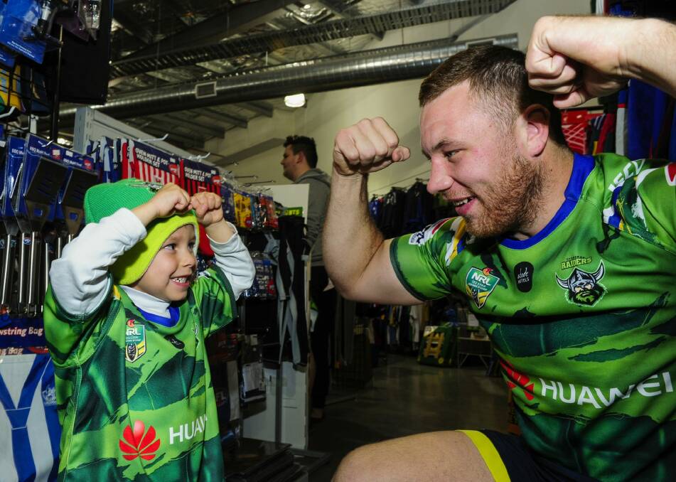 Canberra Raiders prop Shannon Boyd flexes with four-year-old supporter Xander Garrao. Photo: Melissa Adams