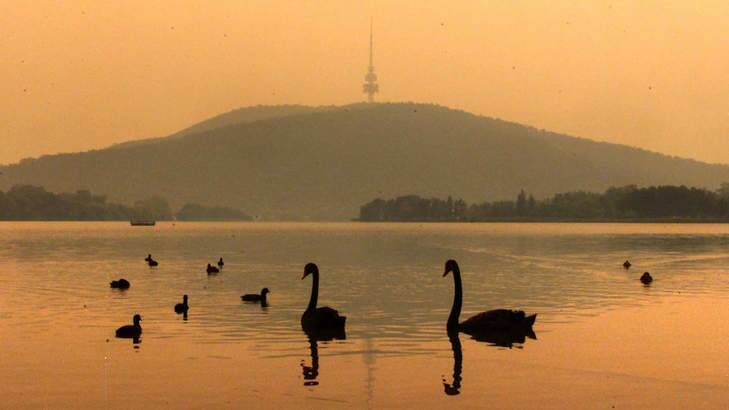 Lake Burley Griffin was shrouded in smoke during Canberra's horrific bushfires of 2003. Photo: Jacky Ghossein