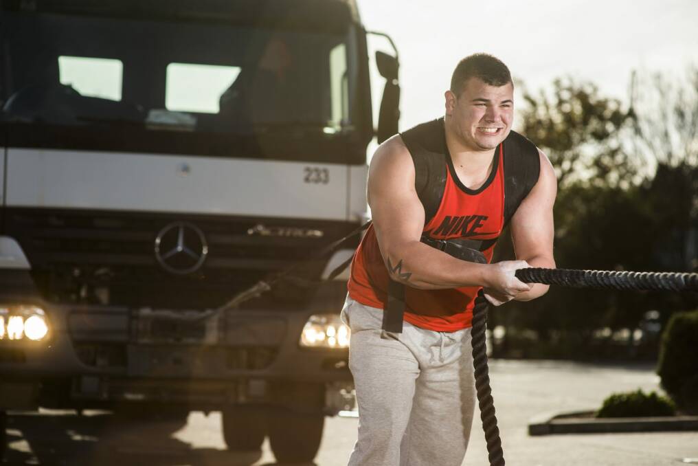 Canberra Strongman Andrew Fraser pulls a truck. Photo: Rohan Thomson