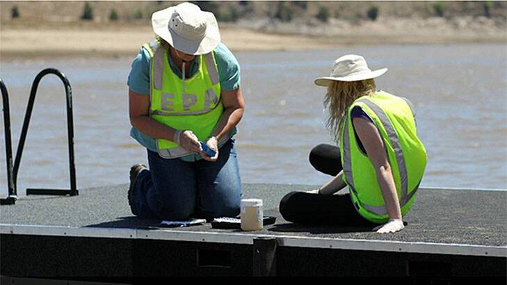 Sandie Jones and Claire Hindle from the Environment Protection Authority testing the water at Hume Park. Photo: Tiffany Grange, The Yass Tribune.