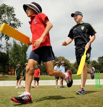 Brad Haddin has a run with Canberra Grammar students. Photo: Colleen Petch