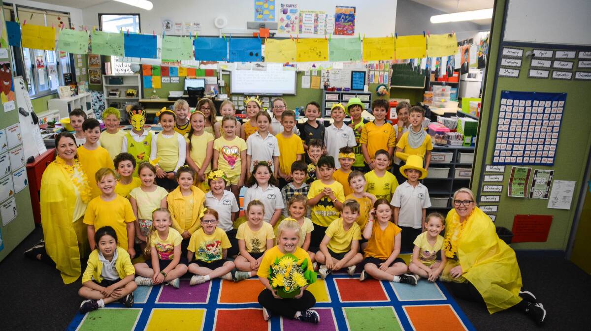 Jerrabomberra Public School year 1/2 students with teachers Jane Taylor and Peta Kenningham and seven-year-old Ellie De Landre-Line (front) wearing yellow for Annabelle Potts. Photo: Shell Hanrahan