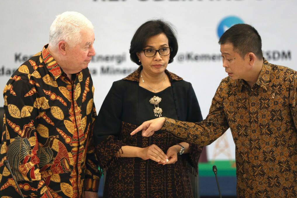 From left to right, Richard Adkerson, CEO of Freeport-McMoRan; Indonesian Finance Minister Sri Mulyani Indrawati; and Energy and Minerals Minister Ignasius Jonan speak prior to the start of a press conference in Jakarta, Indonesia in 2017. Photo: AP