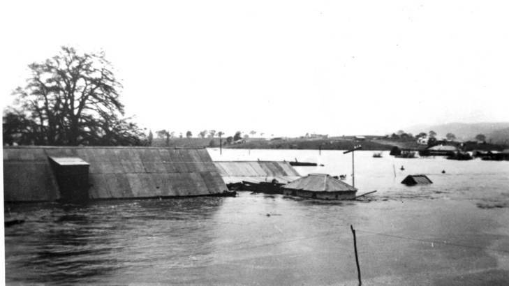 1922 floods in Queanbeyan. The roof-line is that of the Elmsall Inn. Photo: Supplied