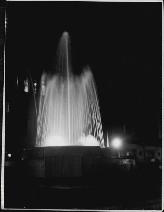 King George Square's fountain, pictured in December 1959. Photo: Photographer Unknown