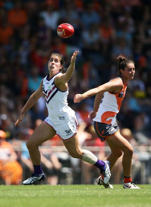 Gabby O'Sullivan of the Dockers juggles the ball. Photo: Getty Images