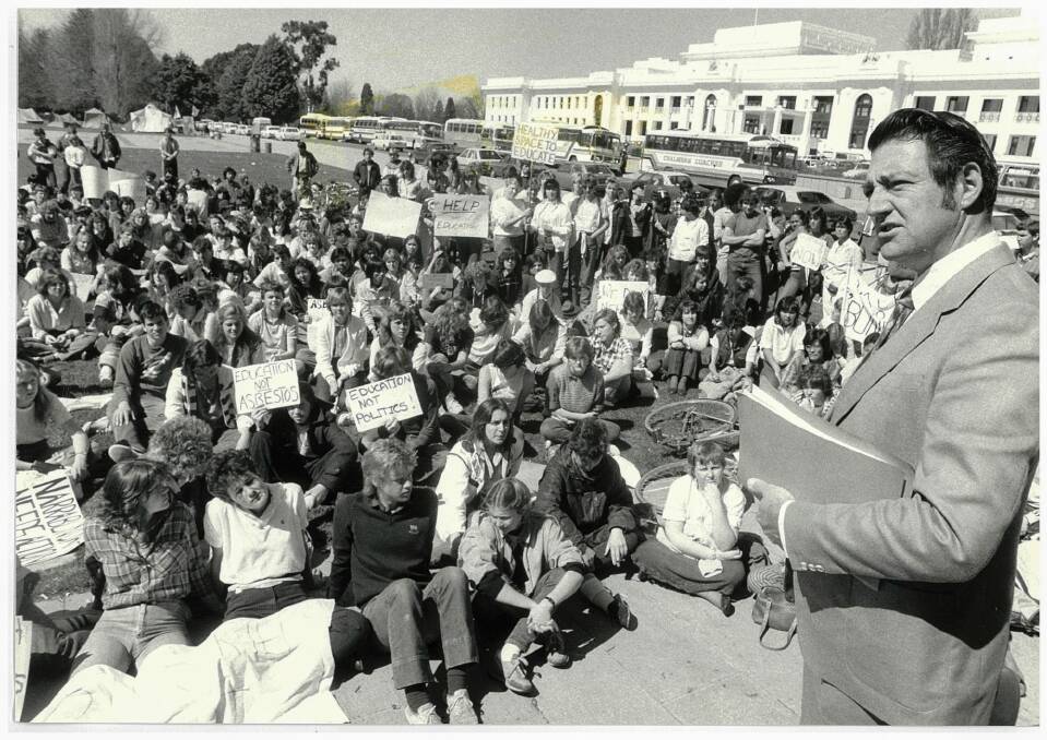 Former acting chief education officer of the ACT schools authority Phill Sadler speaks to students from Narrabundah College on the September 21, 1983 about taking action on the presence of asbestos in the school. Photo: Peter Wells