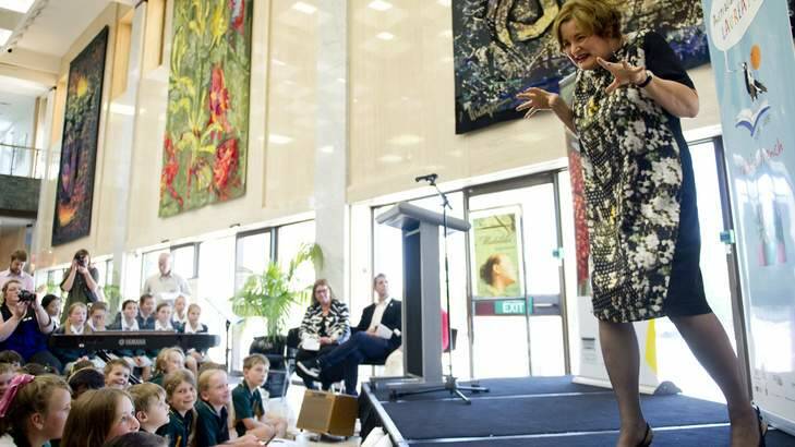 Jackie French speaks to the crowd of children at the National Library of Australia. Photo: Jay Cronan