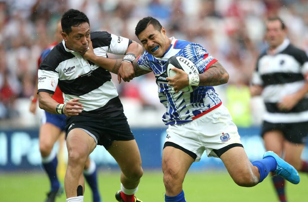 Christian Lealiifano, left, attempts to tackle Samoa's Tusi Pisi while playing for the Barbarians in London last weekend. Photo: Getty Images