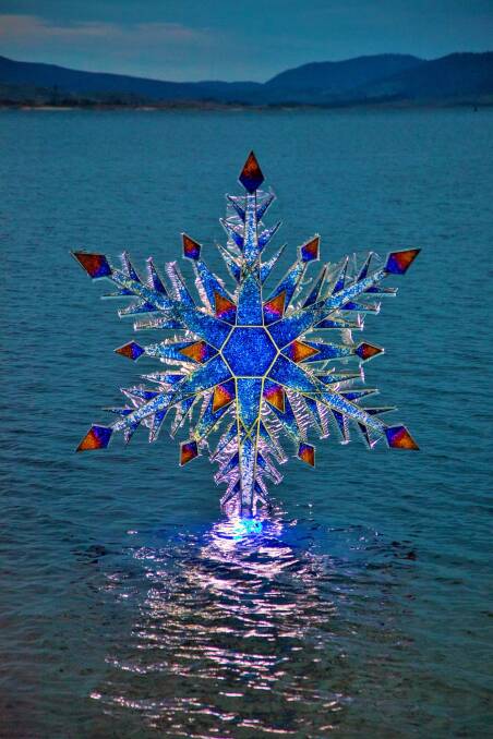 Michael Scott Lee's snowflake sculpture wowed crowds at Lake Jindabyne last week. Photo: Supplied
