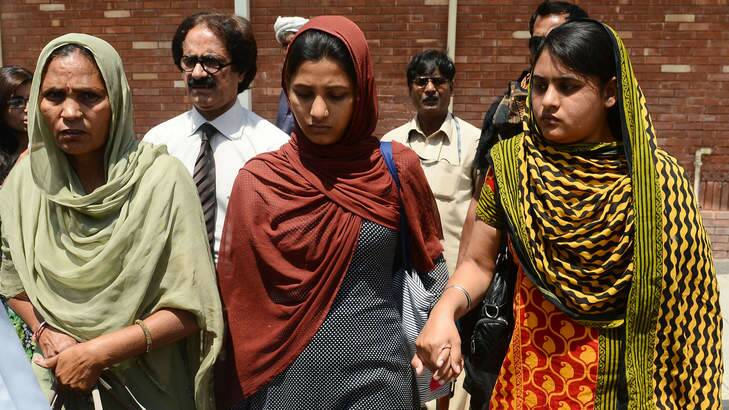 Sarbjit Singh's wife Sukhpreet Kaur, left, and daughters Poonam and Swapandeep return to India on Wednesday. Photo: AFP