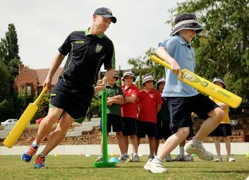 Brad Haddin has a run with Canberra Grammar students. Photo: Colleen Petch