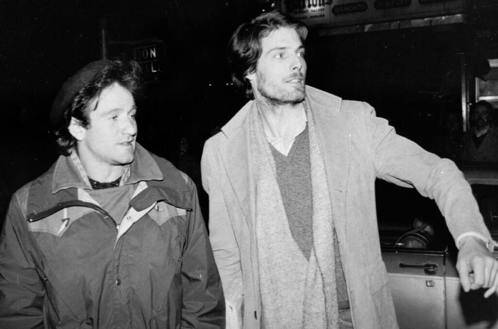Classmates Robin Williams and Christopher Reeve attempt to hail a taxi in New York in 1981. Photo: AP