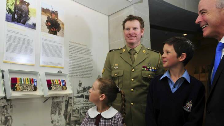Australia's latest VC recipient Corporal Daniel Keighran VC, unveiled a display of his Victoria Cross in The Australian War Memorial's Hall of Valour with the help of eight-year-old Isobelle Toohey, Josh Hammond and Memorial director Dr Brendan Nelson. Photo: Colleen Petch