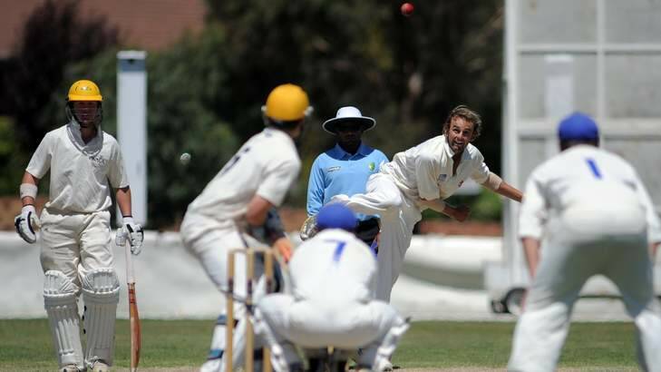 Comets bowler Nathan Lyon in action in 2010. Photo: Graham Tidy