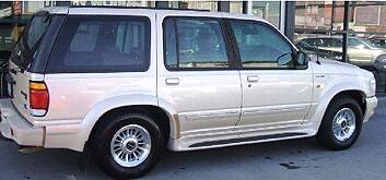 Shane Dowden is believed to be driving this gold Ford Explorer four-wheel-drive with NSW registeration BQ0 7BW