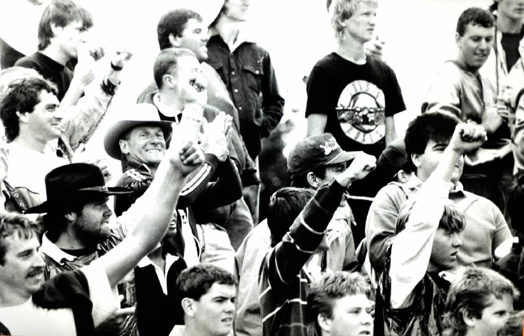 Spectators show their approval of entrants in January 1989.  Photo: Canberra Times