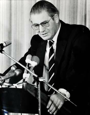 Gordon Scholes, pictured here at a press conference in September 1983.