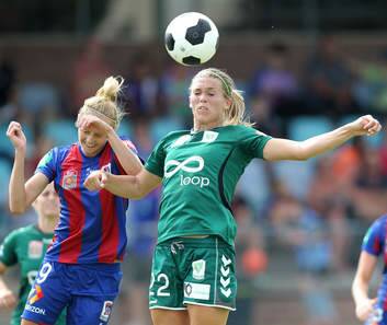 Stephanie Ochs of Canberra United contests the header against Tara Andrews of the Jets. Photo: Getty Images