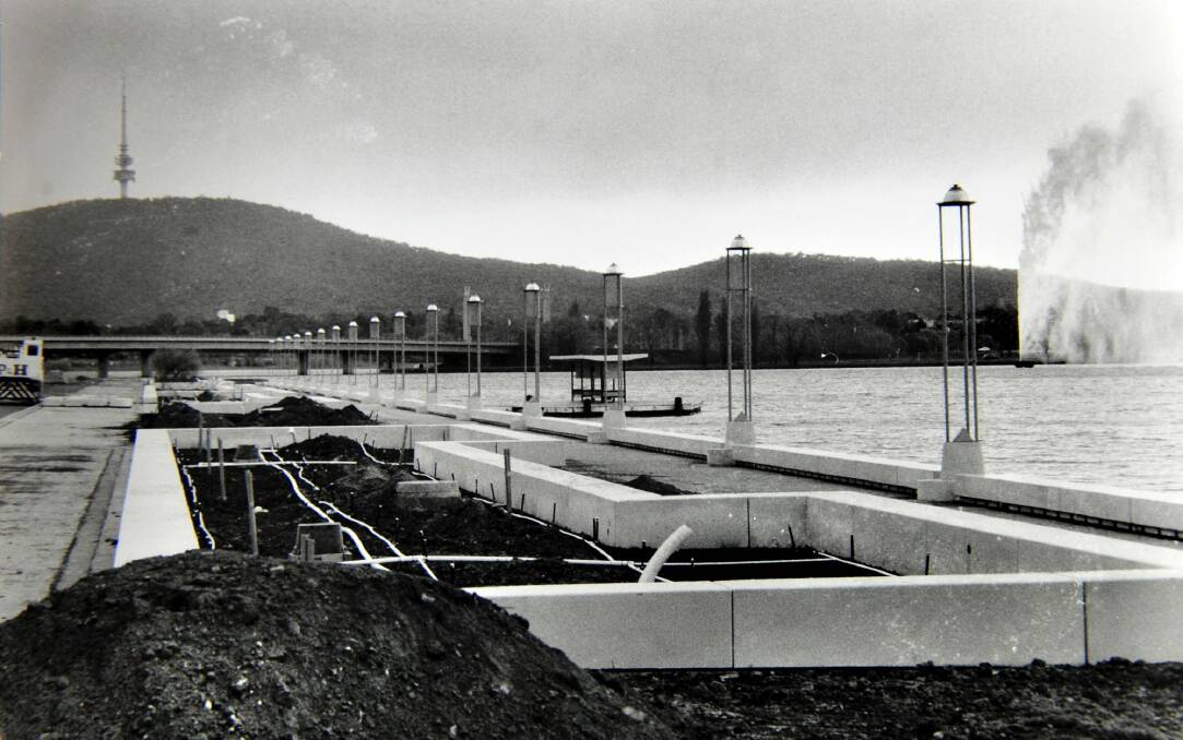 Lord William Graham Holford worked on the design of Lake Burley Griffin and its two
bridges. The shores of Lake Burley Griffin in 1990. Photo: Canberra Times