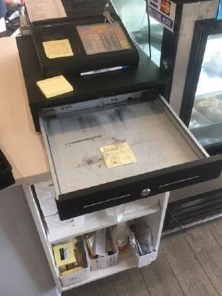 A post-it note, which reads "HAHA, NO MONEY" sits in the cash register at Canberra cafe Niugini Arabica. Photo: Reddit
