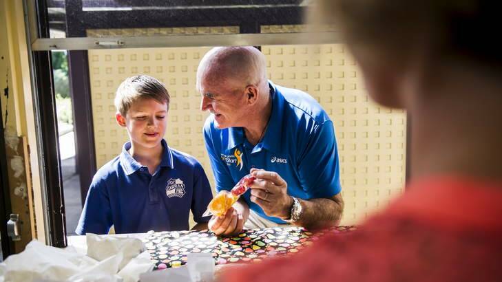 Robert de Castella talks to Marlo Chapple about healthy eating at the Garran Primary School. Photo: Rohan Thomson