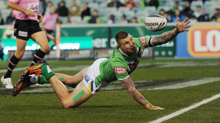 Josh Dugan just fails to ground the ball for a try. Photo: Colleen Petch