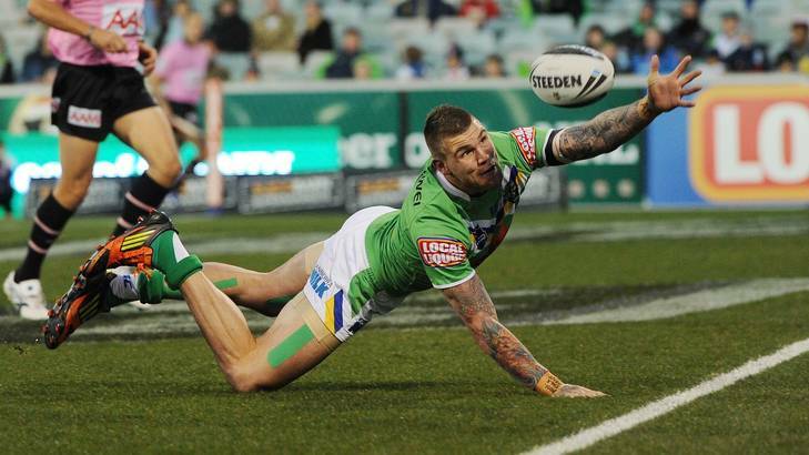 Josh Dugan just fails to ground the ball for a try. Photo: Colleen Petch