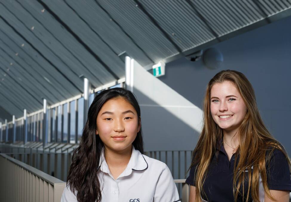 Students Jodie Chang and Isabelle Gaul are two peer mentors in the program. Photo: Sitthixay Ditthavong