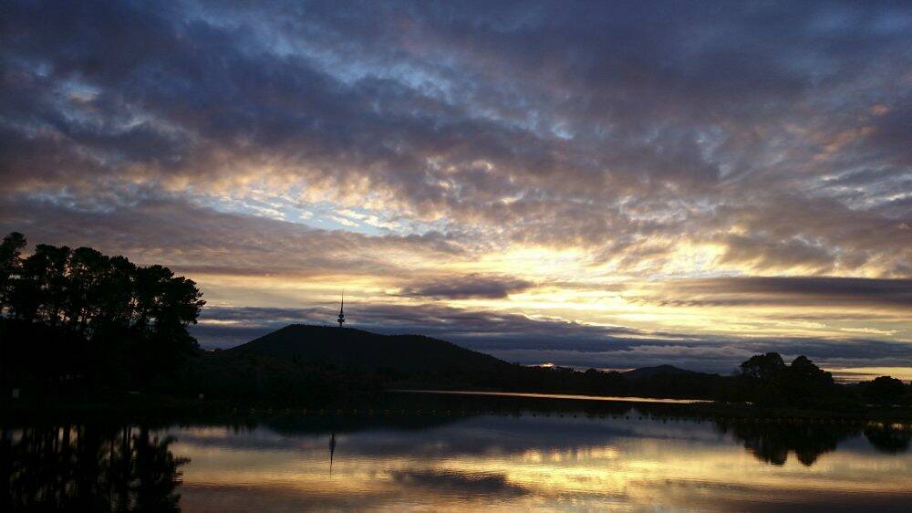 Joe Ng's photo of the Canberra lake sunrise. Photo: Joe Ng