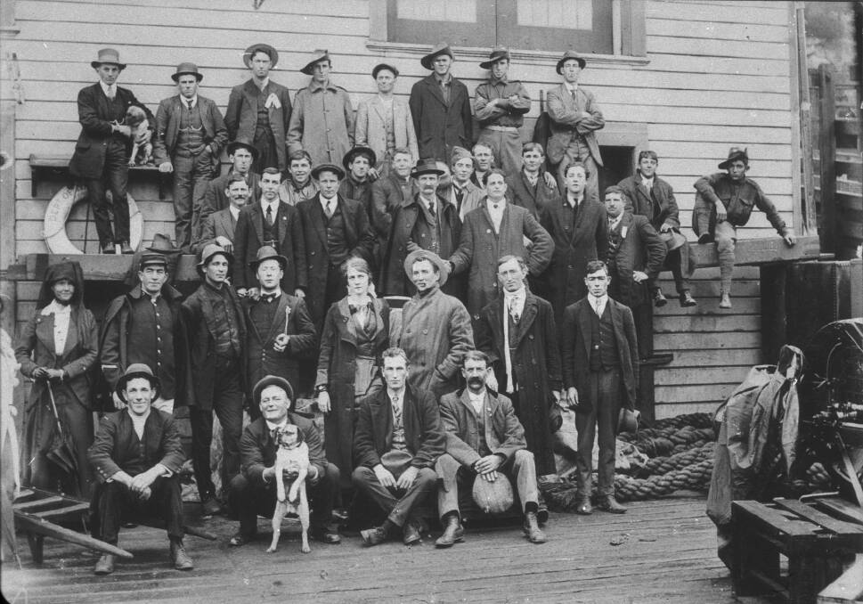Enlisting men of Bega await departure at Tathra wharf, 1914. Photo: State Library of NSW