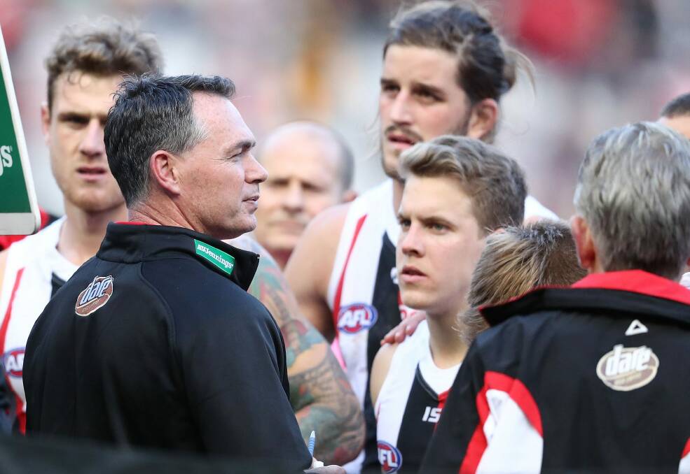Alan Richardson speaks to the Saints  at  quarter time. Photo: Getty Images