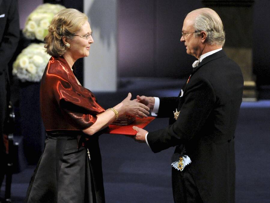 Australian born Professor Elizabeth H. Blackburn, left, receives the Nobel Prize in Medicine from King Carl XVI Gustaf of Sweden in 2009. Photo: AP