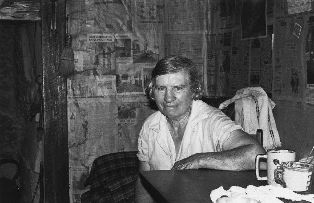 Neta Davis of Woolla in her kitchen with walls lined with newspaper, 1981. Photo: Chris Woodland
